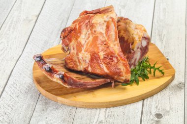 Ahşap arka plan üzerinde füme domuz kaburga