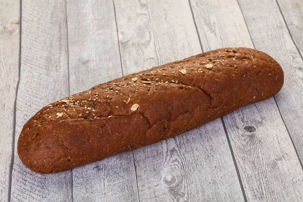 Чёрный хлеб из буханки — стоковое фото