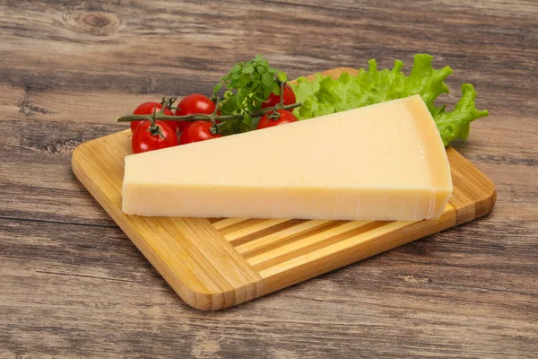 Triângulo de queijo parmesão tradicional italiano — Fotografia de Stock