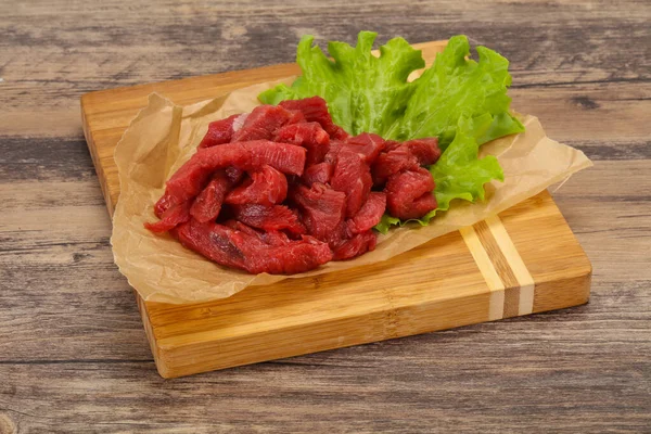 Rohes Rindfleisch in Scheiben geschnitten zum Kochen — Stockfoto