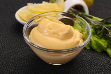 Kabın içinde peynir sos