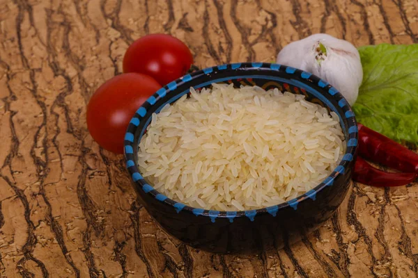 Roher Reis in der Schüssel — Stockfoto