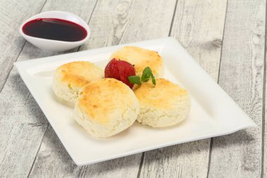 Reçel ve stravberry ile lor krep