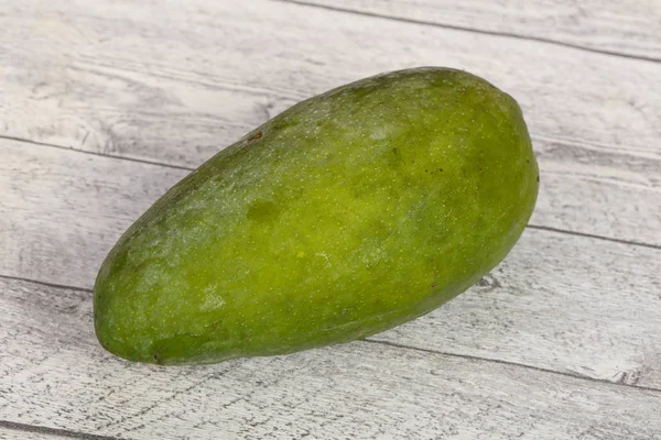 Mango sabroso verde sobre fondo de madera — Foto de Stock