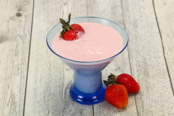 Yogur con fresa en el bol — Foto de Stock