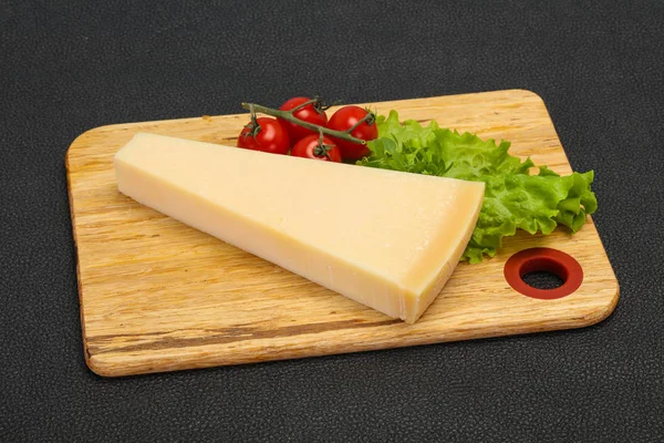 Triangle de fromage parmesan traditionnel italien — Photo