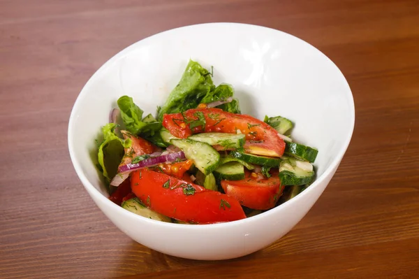 Ensalada de verduras con tomate, pepinos —  Fotos de Stock