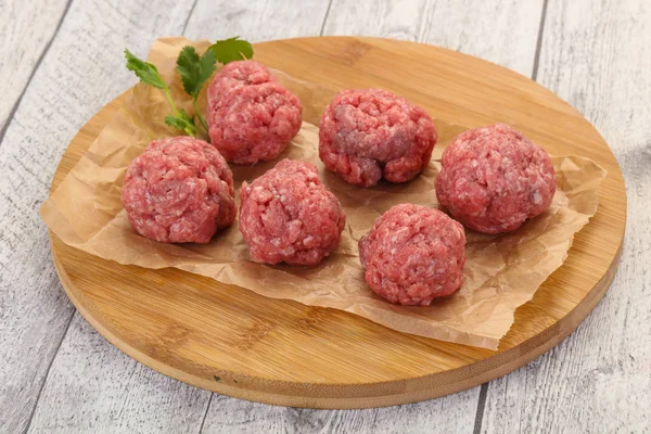 RAW meatball nad podłoże drewniane — Zdjęcie stockowe