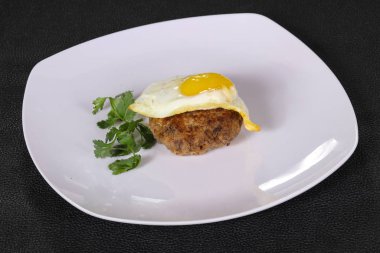 Yumurta ve kişniş ile sığır pirzola