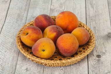 Ahşap sepette şeftali yığını