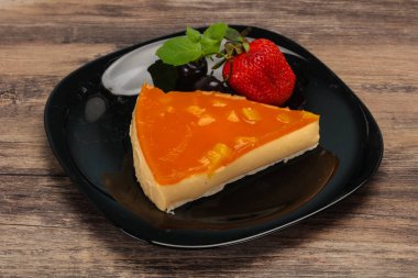 Kayısılı cheesecake çilek servis
