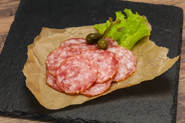 Salchichon espagnol saucisse avec salade — Photo