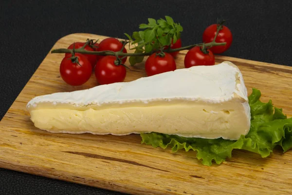 Triângulo de queijo Brie salada servida — Fotografia de Stock