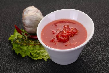 Baharatlı domates ve sarımsak sosu
