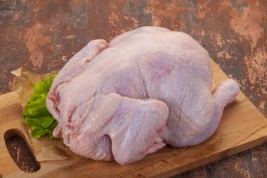 çiğ tavuk yemek için hazır