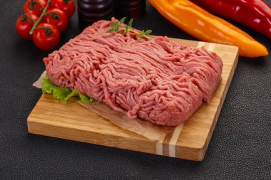 Kıyılmış çiğ hindi eti