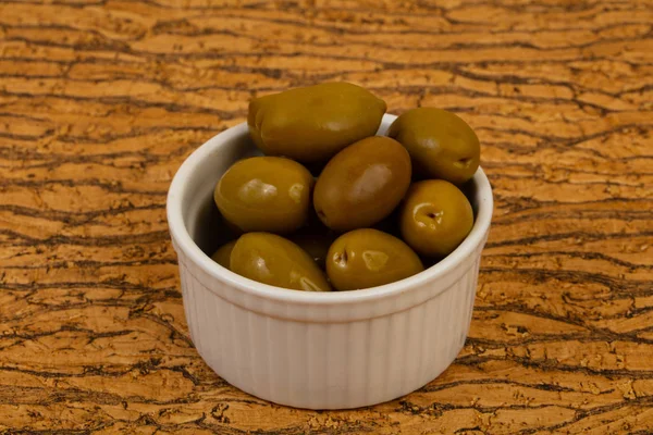 Olive verdi nella ciotola — Foto Stock