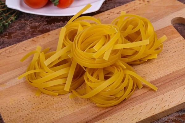 Massas alimentícias brutas fettuccini — Fotografia de Stock