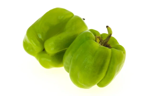 Due peperoni verdi isolati su bianco — Foto Stock