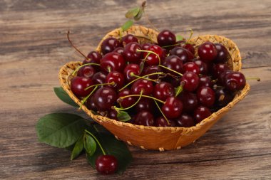 ile tatlı Olgun Kiraz yaprakları