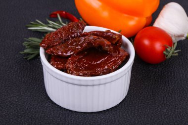 Zeytinyağlı kase kuru domates