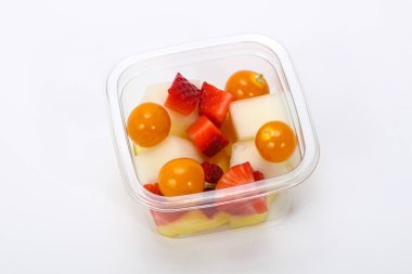 Kutuda dilimlenmiş meyve karışımı