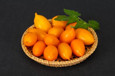 Ahşap kase sarı domates yığını