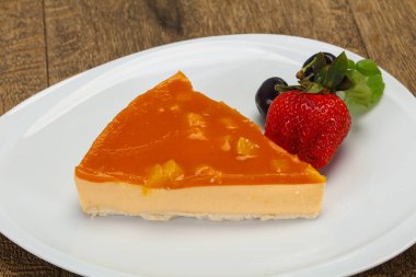 Kayısılı cheesecake çilek servis