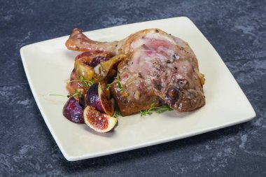 Kavrulmuş. Ördek. erik ve elma ile bacak