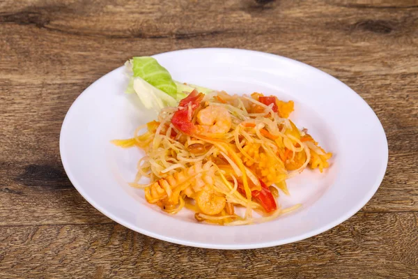 Тайский салат с папайей и креветками — стоковое фото