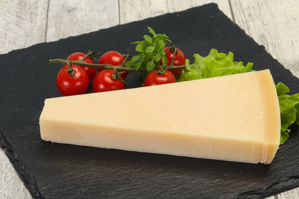 Triângulo de queijo parmesão tradicional italiano — Fotografia de Stock