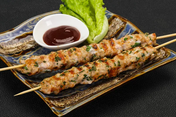 Gehakte varkens spiesje Kebab met saus — Stockfoto