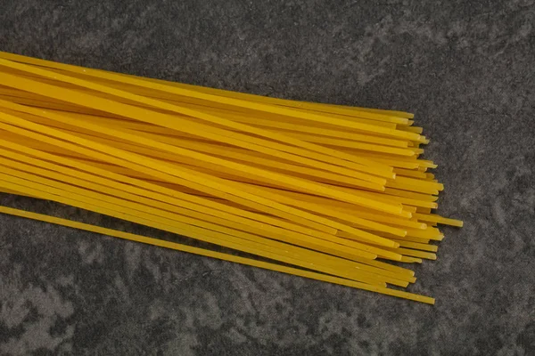 Trockene rohe Spaghetti zum Bowling — Stockfoto