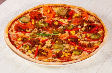 Kıyılmış et ile pizza