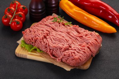 Kıyılmış çiğ hindi eti