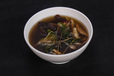 Et ve mantar ile Tay tarzı çorba