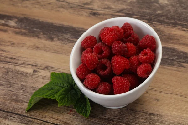 Rote helle reife süße Himbeere — Stockfoto