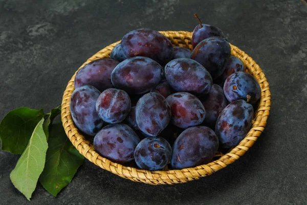 Ripe plum heap in the basket — Stock Photo, Image