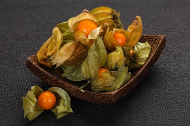 Kış kiraz yığın kabın içinde