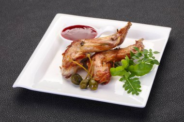 Kavrulmuş tavşan bacaklar