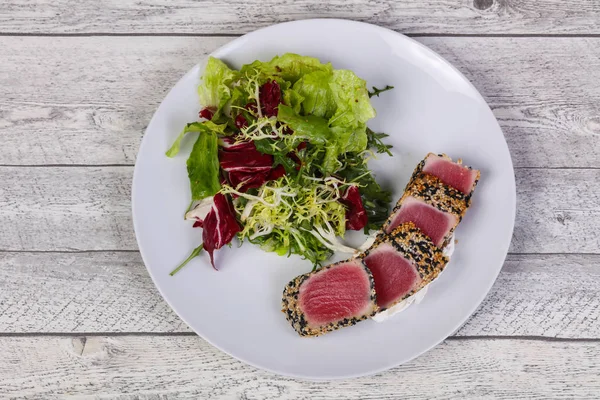 Salat mit frischem Thunfisch — Stockfoto