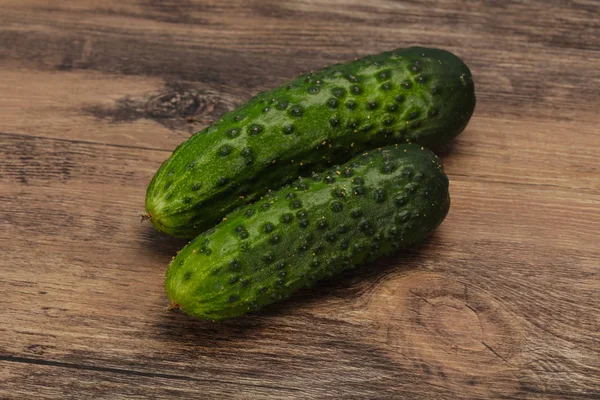 Zralá čerstvá zelená dvě okurky — Stock fotografie