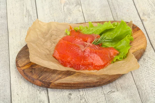Filetto di salmone affettato servito rosmarino — Foto Stock