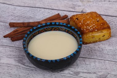 Condenced süt sinnamon ve hamur işi bir kase içinde