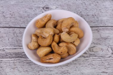 Kaju fıstığı yığın kabın içinde