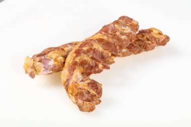 Beyaz arka planda Füme domuz eti