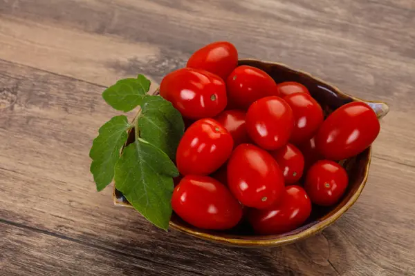Червоні вишневі помідори в мисці — стокове фото