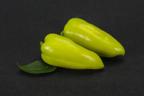 Grüne Paprika auf hölzernem Hintergrund — Stockfoto