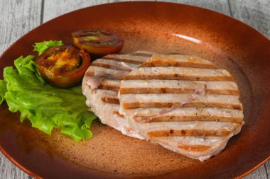 Kumato ile ızgara ton balığı bifteği