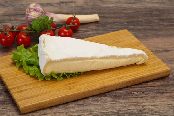 Triângulo de queijo Brie salada servida — Fotografia de Stock